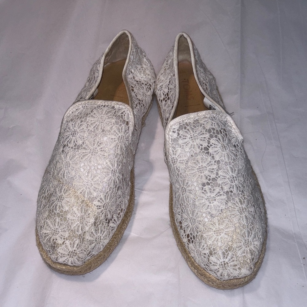 Toms LIKE NEW Cream Lace Espadrilles